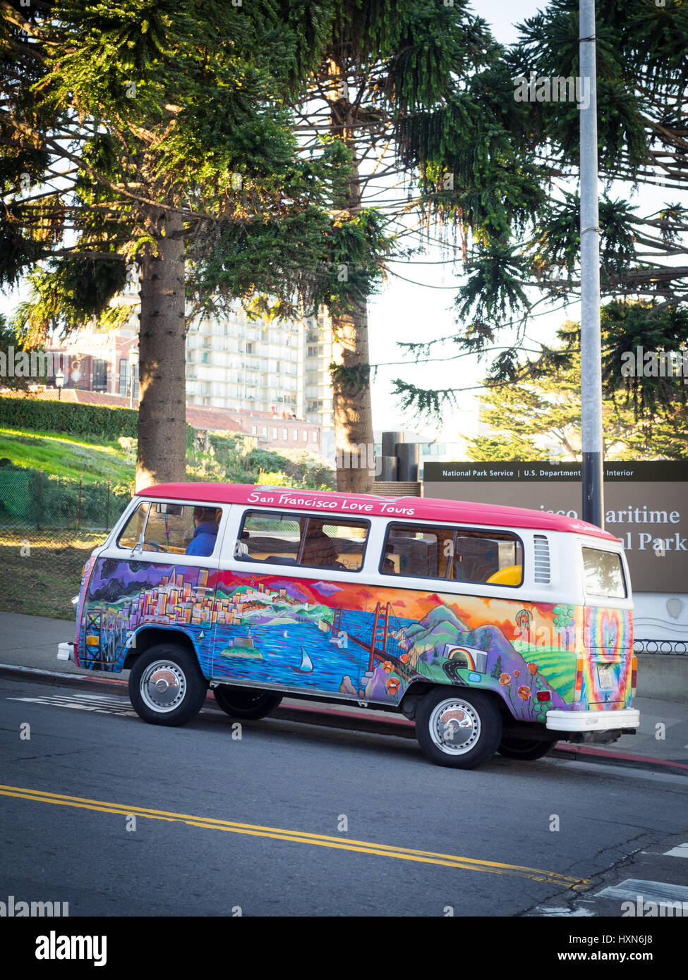 Ein San Francisco Liebe Touren VW-Bus (1972-VW-Bus, gemalt von Madison Tomsic, namens "Frieden, Liebe, Freiheit & Abenteuer). Stockfoto