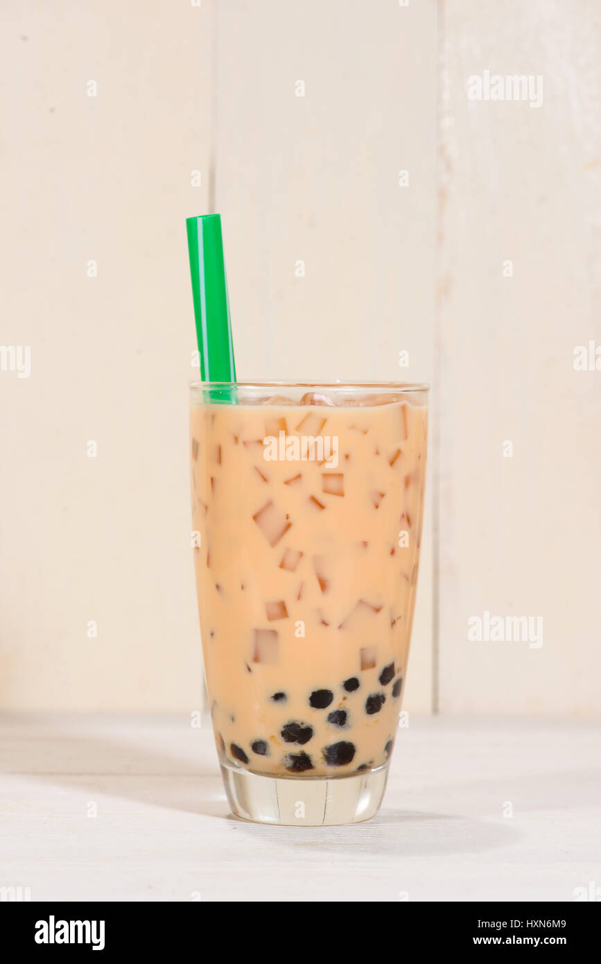 Boba / Bubble Tea. Hausgemachte Milchtee mit Perlen auf Holztisch. Stockfoto