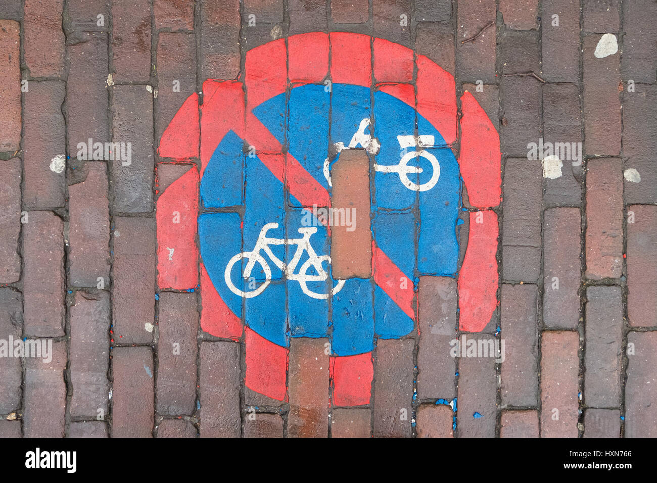 Kein Fahrrad Schild gemalt auf einem Pflaster. Stockfoto