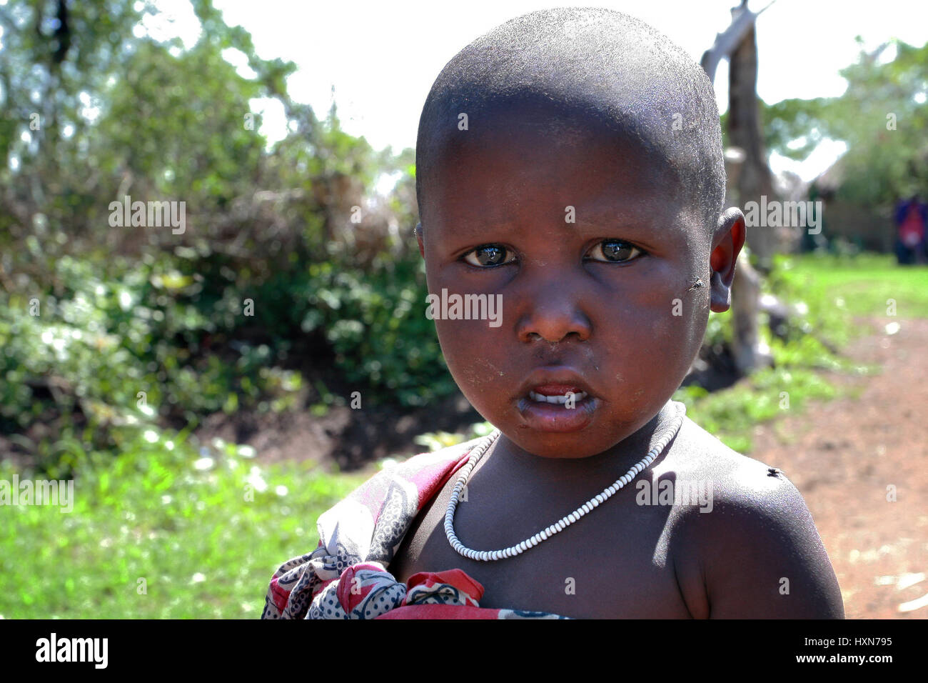 Meserani Snake Park, Arusha, Tansania - 14. Februar 2008: Unbekannte schwarze afrikanische Kind des Stammes Maasai, etwa 4 Jahre alt, close-up Portrait. Stockfoto
