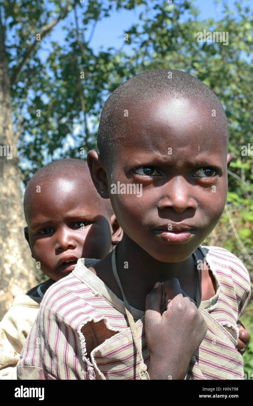 Meserani Snake Park, Arusha, Tansania - 14. Februar 2008: Zwei nicht identifizierte Kinder, ein schwarzer Junge ca. 8 Jahre alt, und schwarze Mädchen ca. 4 Jahren, die Stockfoto