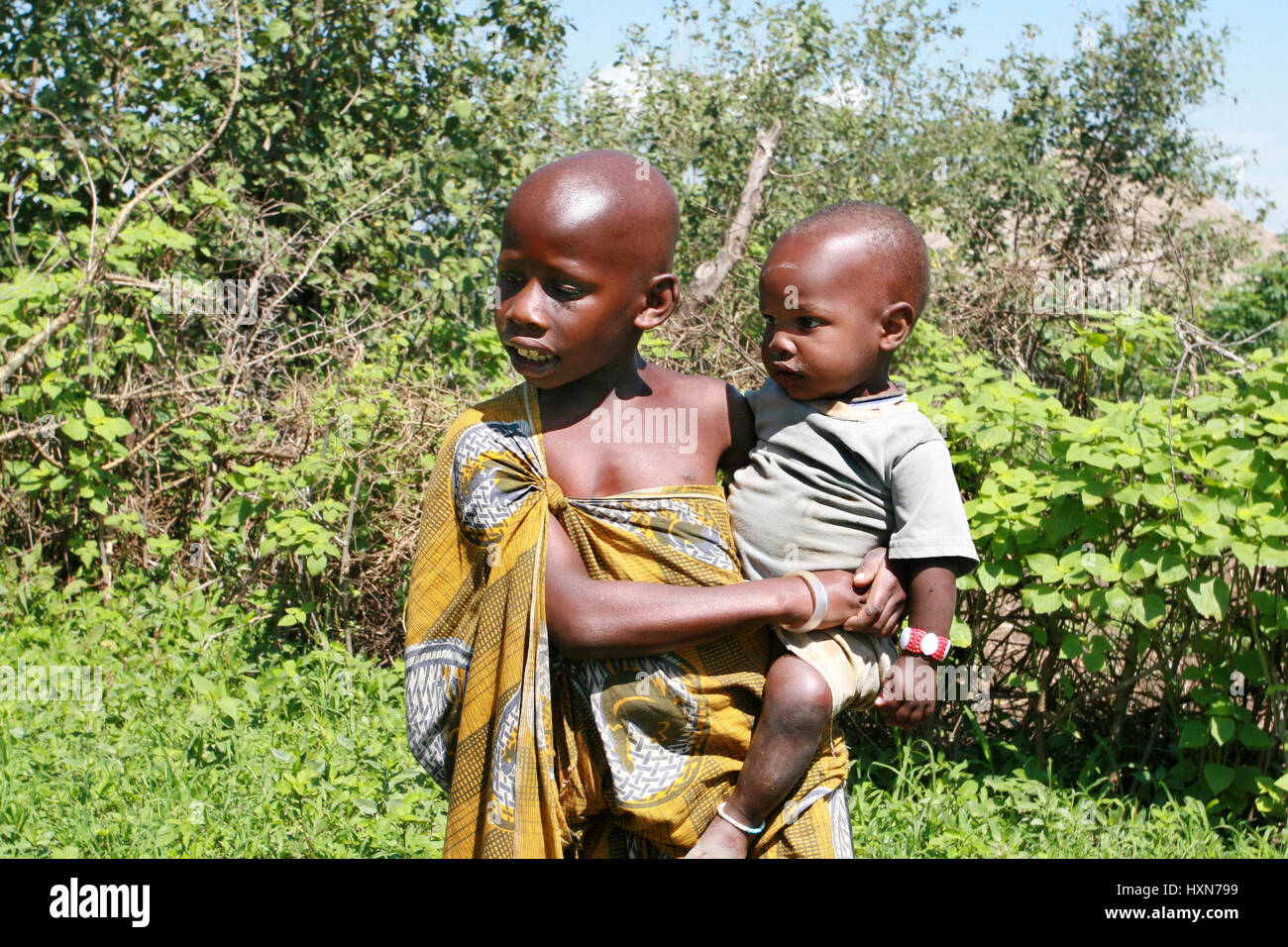 Meserani Snake Park, Arusha, Tansania - 14. Februar 2008: Zwei unbekannte schwarze Kinder Maasai älterer Bruder ca. 8 Jahre alt, hat einen jüngeren Bruder Stockfoto