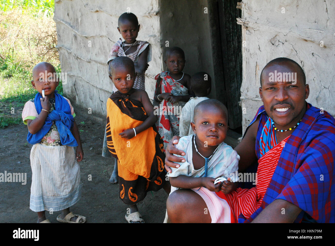 Meserani Snake Park, Arusha, Tansania - 14. Februar 2008: Familie afrikanische Massai Stammes steht an der Schwelle seines Hauses, sein Vater ein schwarzer Mann ein Stockfoto