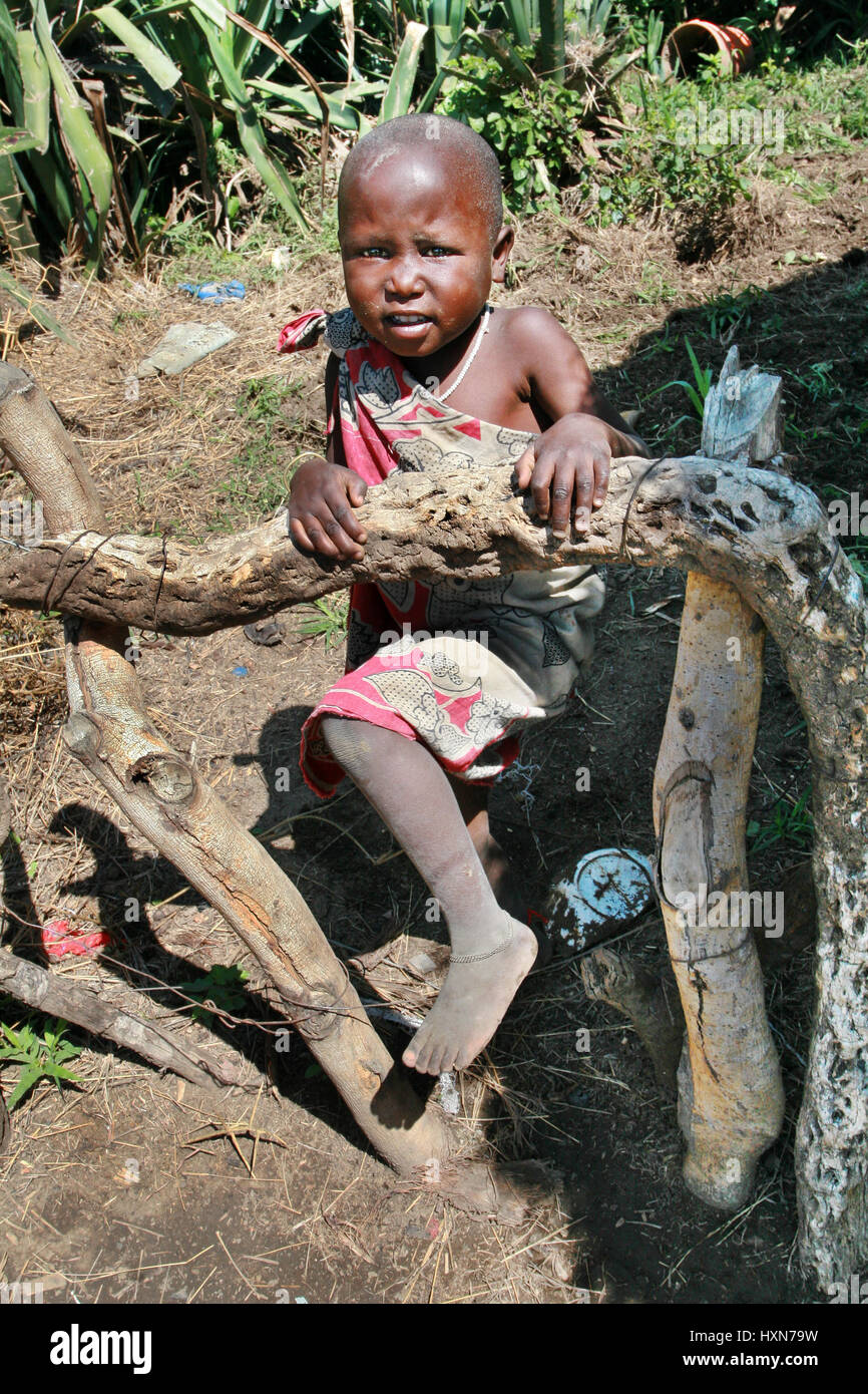 Meserani Snake Park, Arusha, Tansania - 14. Februar 2008: Unbekannte schwarze afrikanische Kind von den Massai-Stamm, etwa vier Jahre alt, junge oder Mädchen, steh Stockfoto
