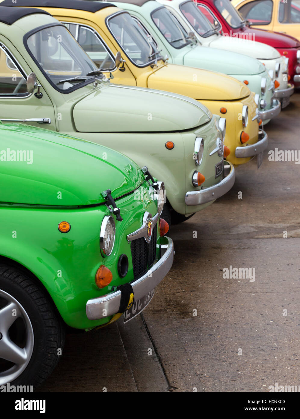 Blick auf mehrere klassische Fiat 500 Stadtautos, aufgereiht in der internationalen Fahrerlager bei der Silverstone Classic Medientag Stockfoto