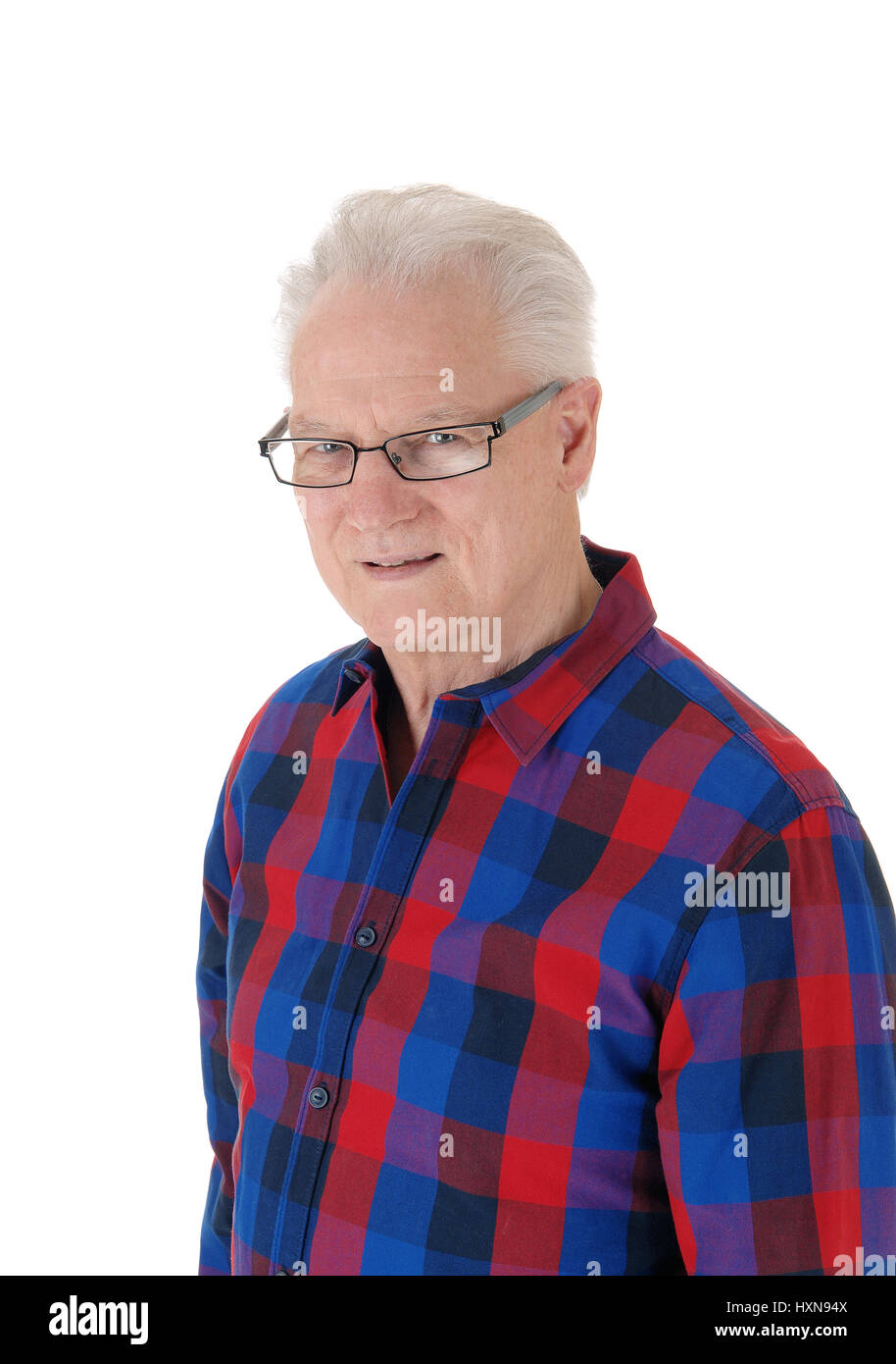 Eine Nahaufnahme Bild von weißen Haaren senior Mann im karierten Hemd und Brille im Profil, für weißen Hintergrund isoliert. Stockfoto