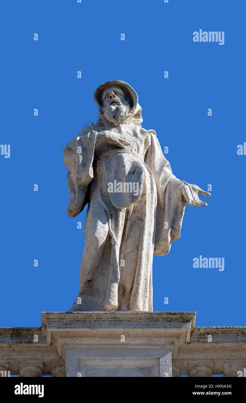 St. Franziskus von Paola, Fragment der Kolonnade des St.-Peters-Basilika. Päpstliche Basilika von St. Peter im Vatikan, Rom, Italien Stockfoto