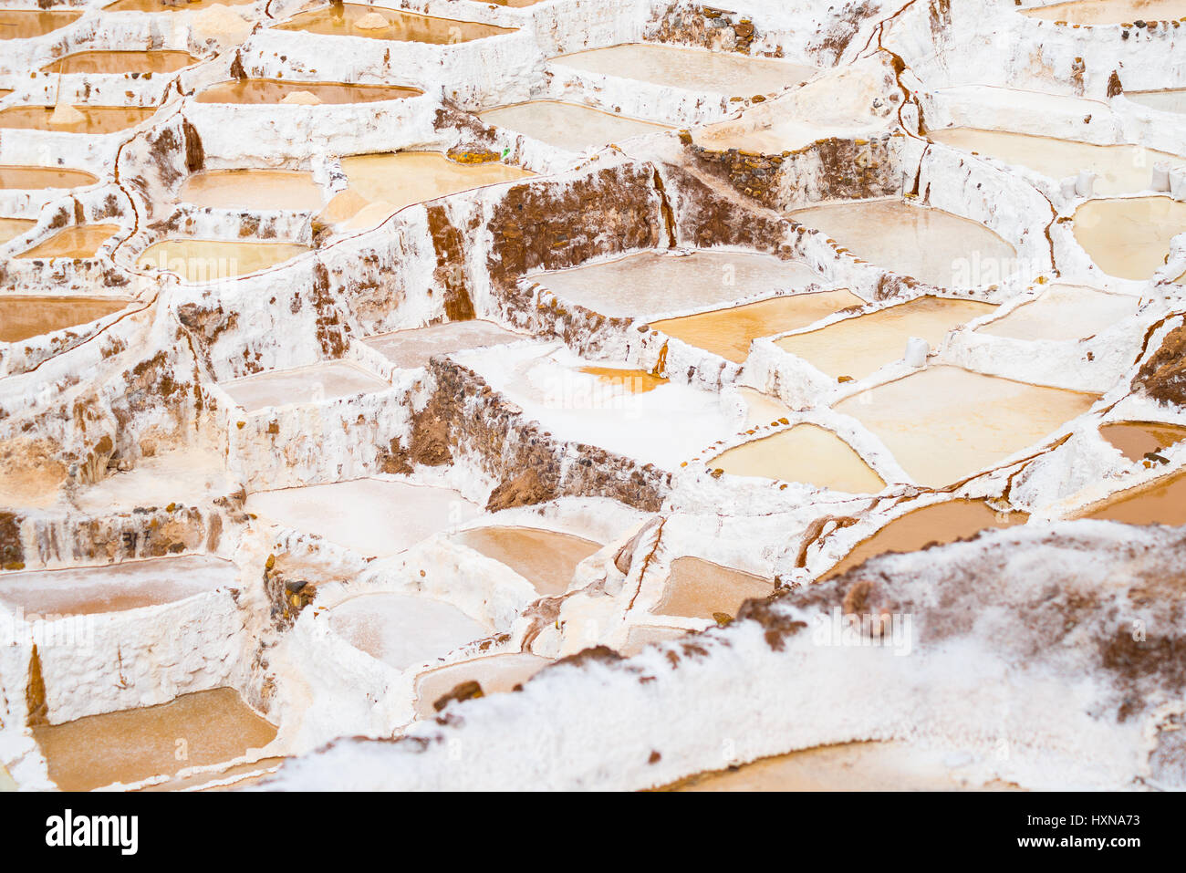 Terrassenförmig angelegten Salzpfannen auch bekannt als "Salineras de Maras", unter den malerischen Reiseziel in der Region Cusco, Peru. Tele-Blick von oben von th Stockfoto