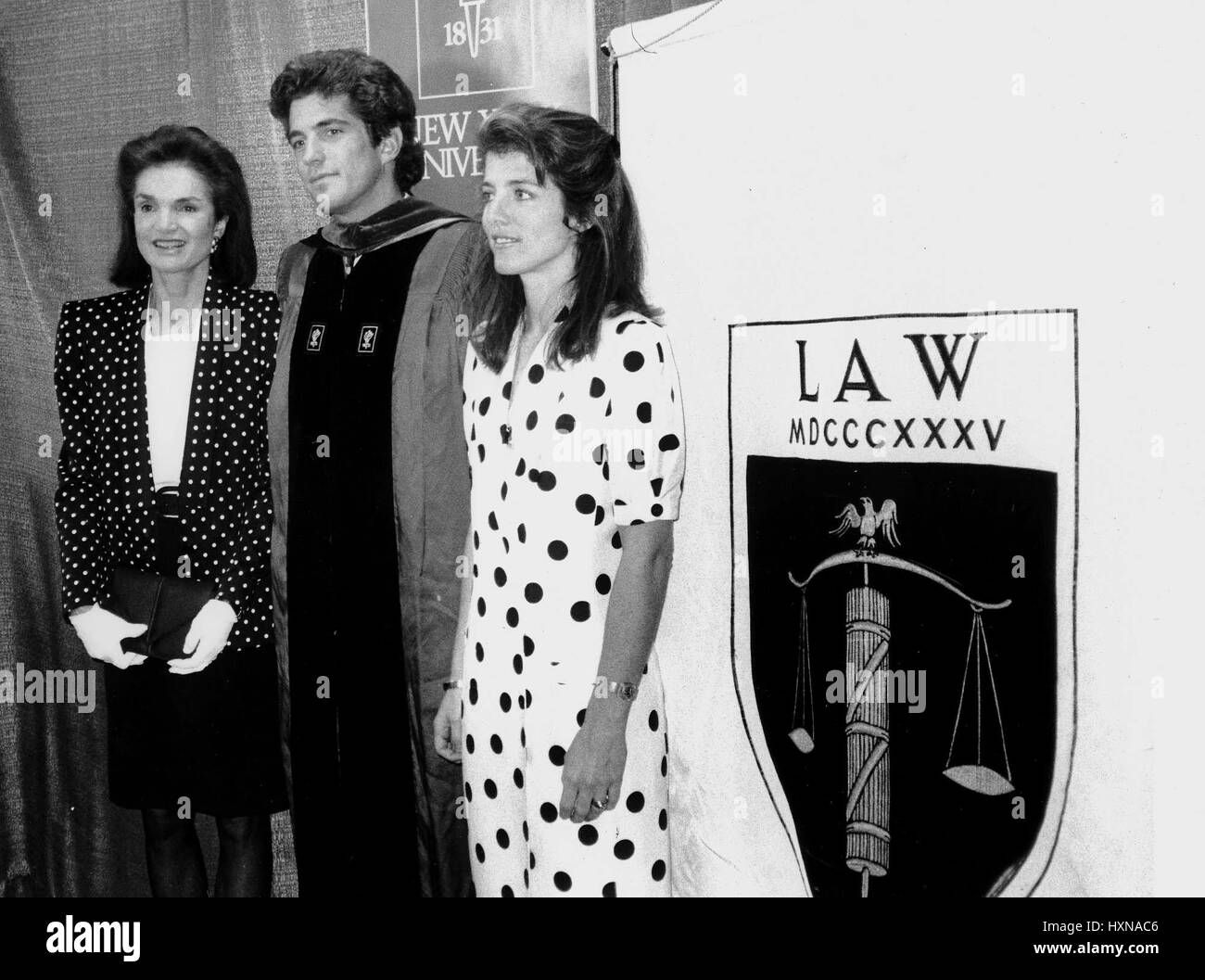 John mit seiner Mutter Jackie Onassis und seine Schwester Caroline Kennedy-Schlossberg bei seinem Abschluss an der New York University Law School in New York City.  © RTalensick / MediaPunch Stockfoto