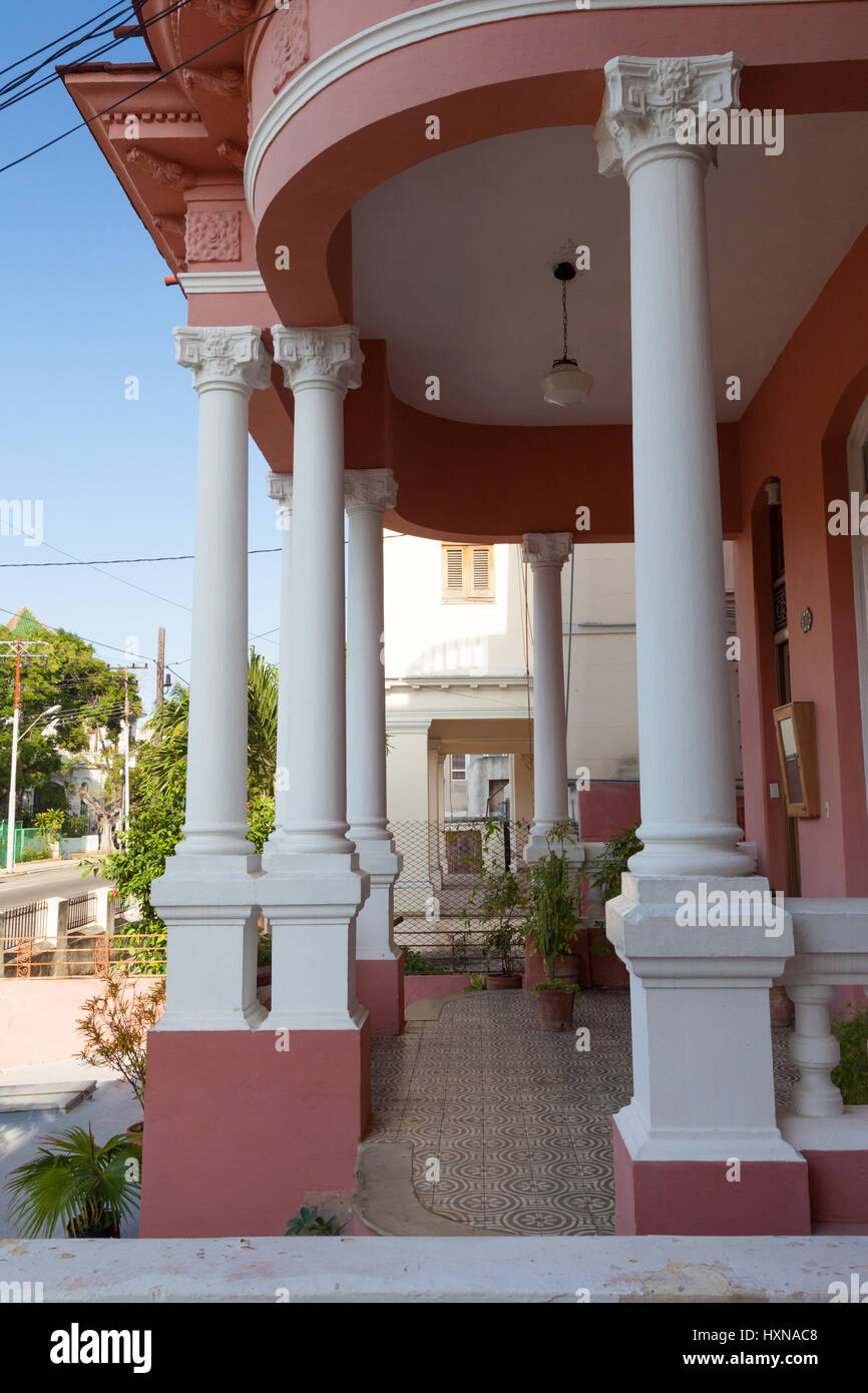 Ionische Säulen auf einem restaurierten historischen Gebäude in der Innenstadt von Havanna, Kuba Stockfoto