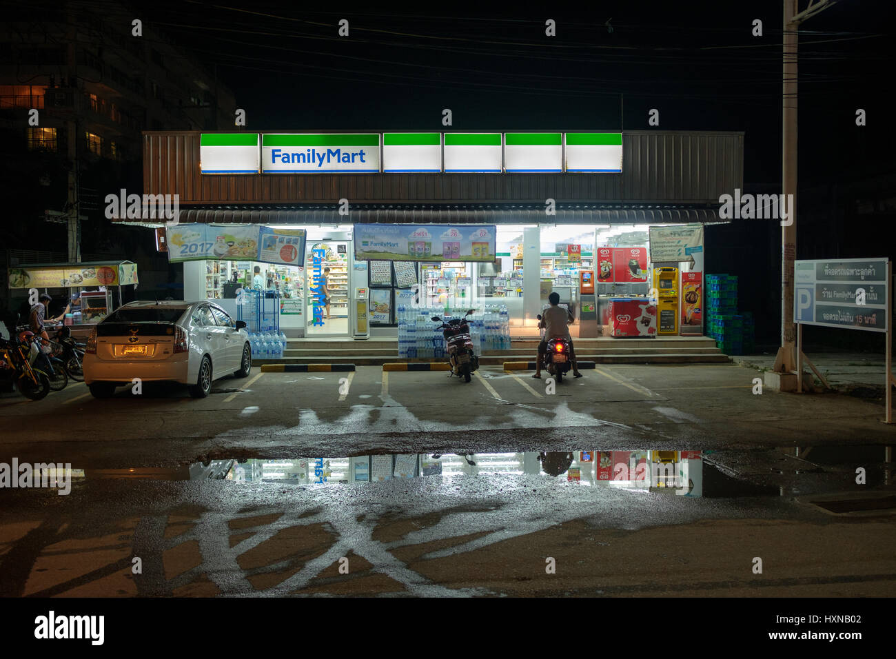 Straßenszene in der Nacht in Hua Hin nach starkem Regen tagsüber. Die Regenzeit in Thailand verzögerte 2016 mit starken Regenfällen Int Januar 2017 Stockfoto