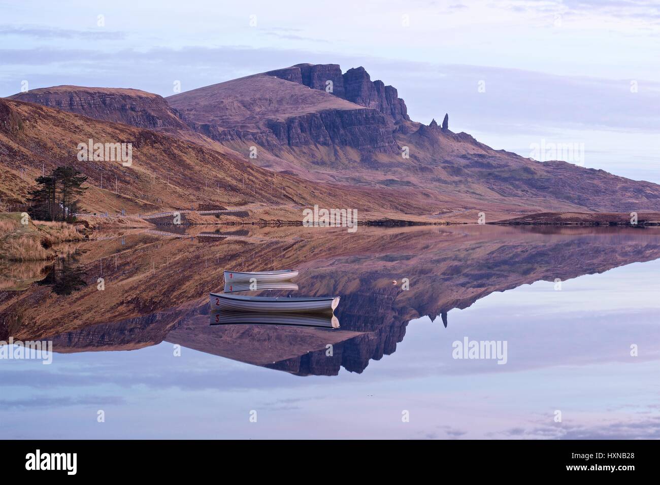 Eine seltene war noch Tag auf Skye bedeutete Loch Fada Spiegel immer noch so, dass des alten Mannes von Storr, spiegeln Stockfoto