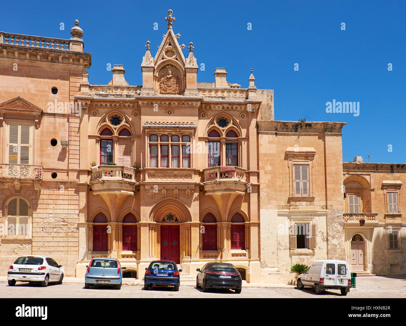 MDINA, MALTA - 29. Juli 2015: Barock Fassade im Stil des strengen Bischofspalast am Pjazza San Pawl in Mdina. Malta Stockfoto