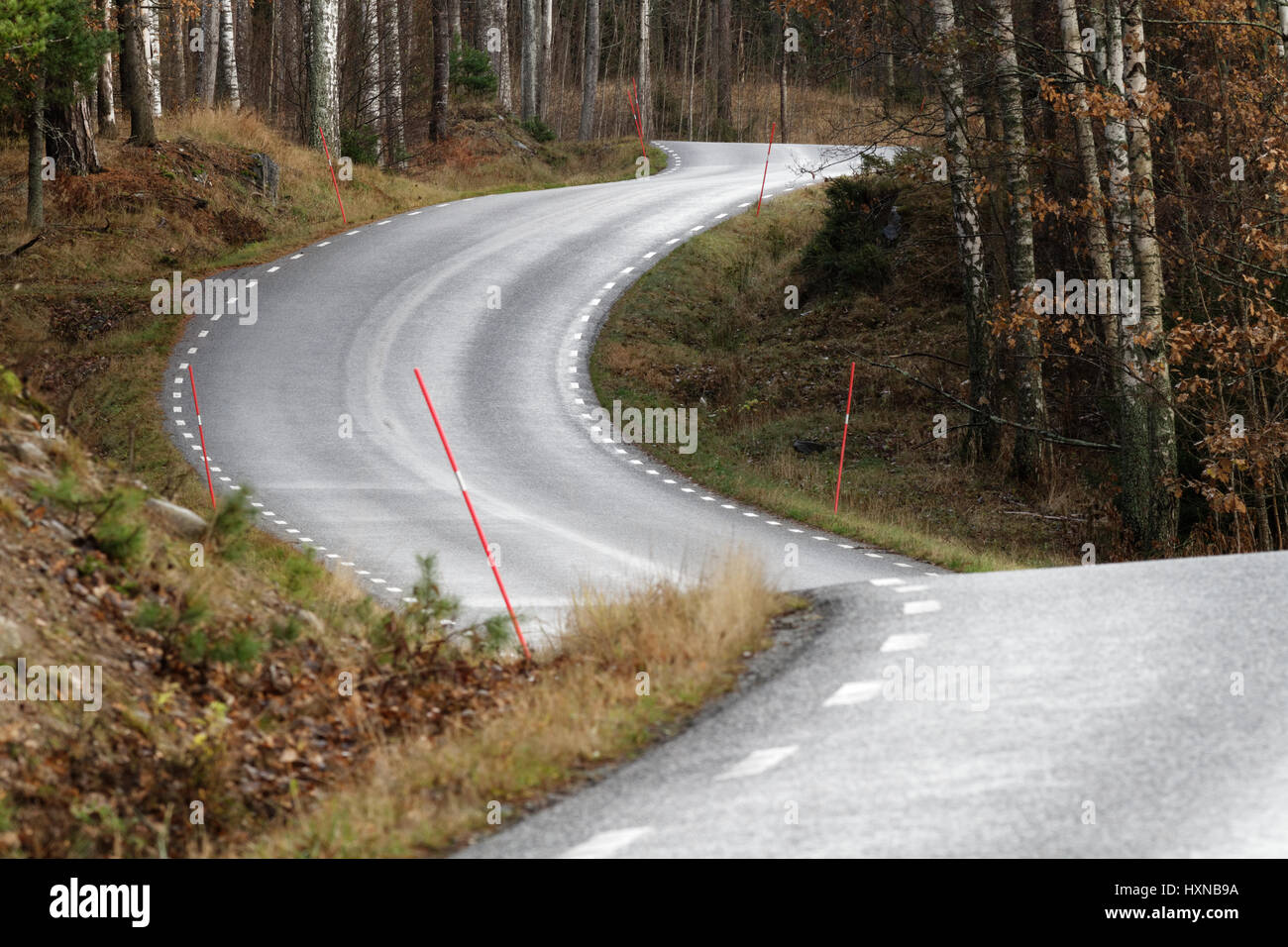 Kurvigen, hügeligen Straße über Bogesundslandet, in der Nähe von Vaxholm, Schweden Stockfoto