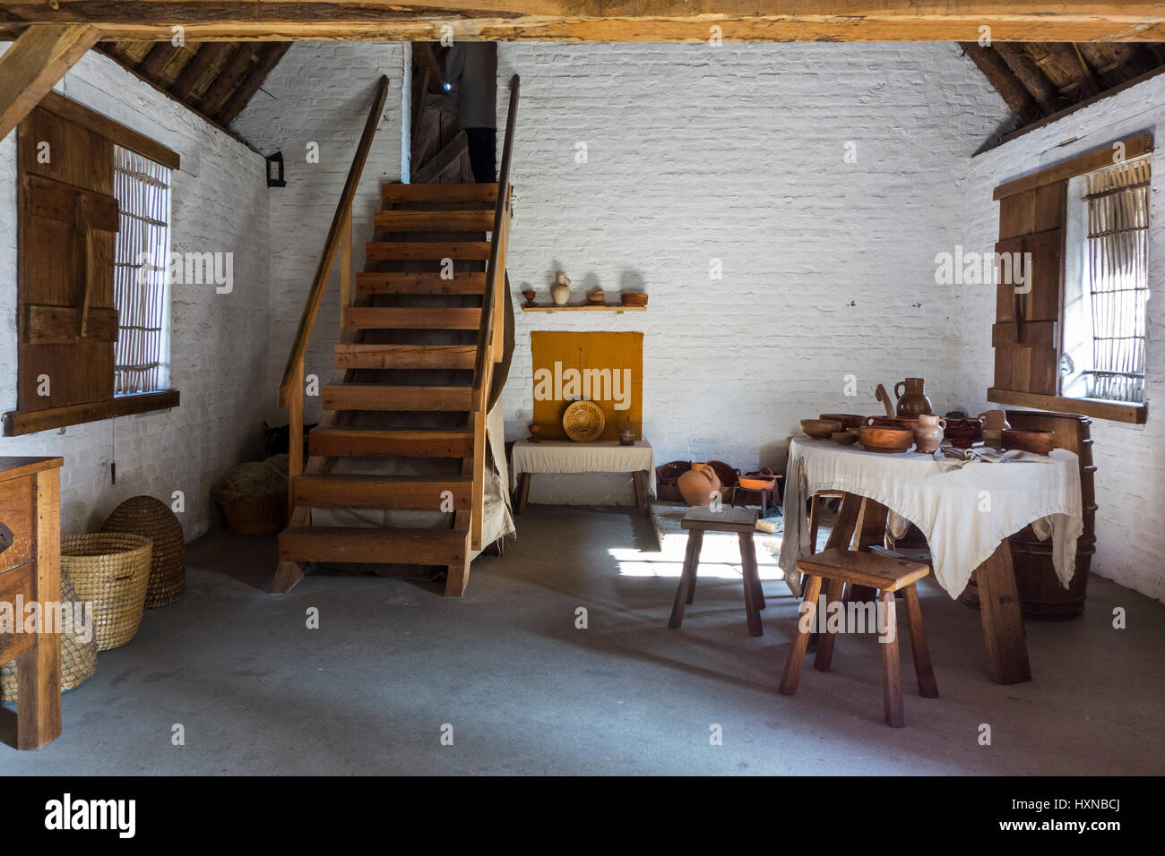 Innere des 15. Jahrhunderts Fischerhaus an der rekonstruierten mittelalterlichen Fischen Dorf von Walraversijde, Freilichtmuseum in Raversijde, Belgien Stockfoto