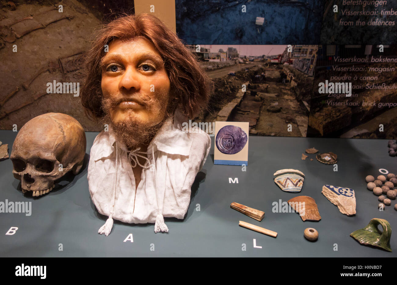 Artefakte und rekonstruierte Kopf des mittelalterlichen Menschen auf dem Display an Walraversijde, Freilichtmuseum in Raversijde, West-Flandern, Belgien Stockfoto