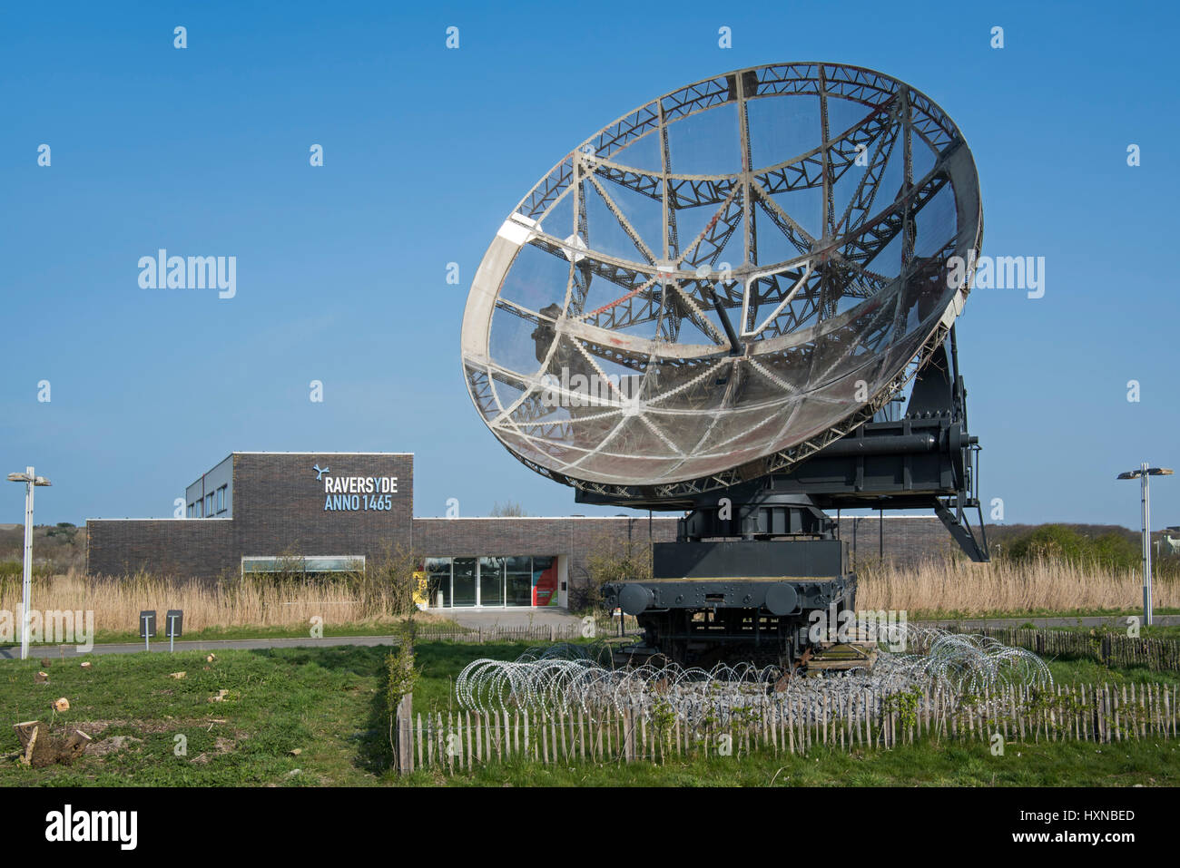 Parabolantenne des zweiten Weltkriegs Würzburg-Riese Radar, Raversyde Atlantikwall / Freilichtmuseum Atlantikwall in Raversijde, West-Flandern, Belgien Stockfoto