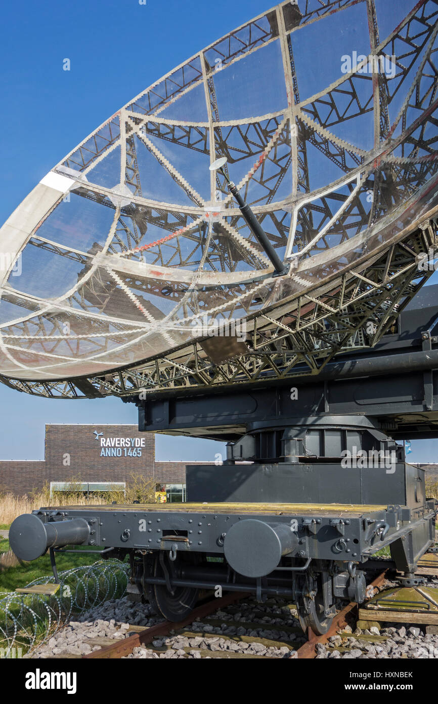 Parabolantenne des zweiten Weltkriegs Würzburg-Riese Radar, Raversyde Atlantikwall / Freilichtmuseum Atlantikwall in Raversijde, West-Flandern, Belgien Stockfoto