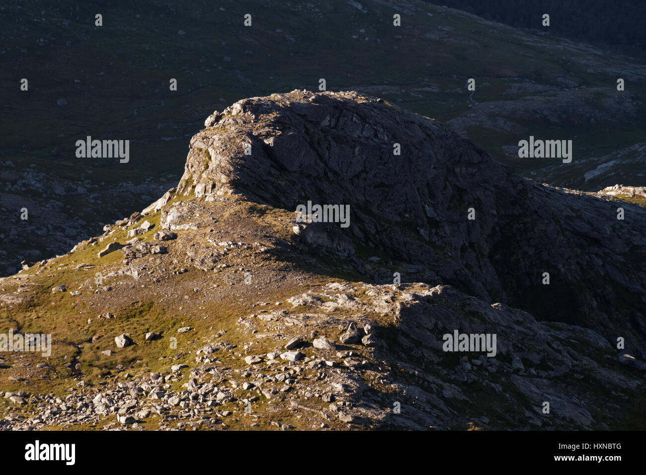 Bergiges Terrain bei Sonnenuntergang, in Mjellefjellet, in der Nähe von Bodø, Norwegen Stockfoto