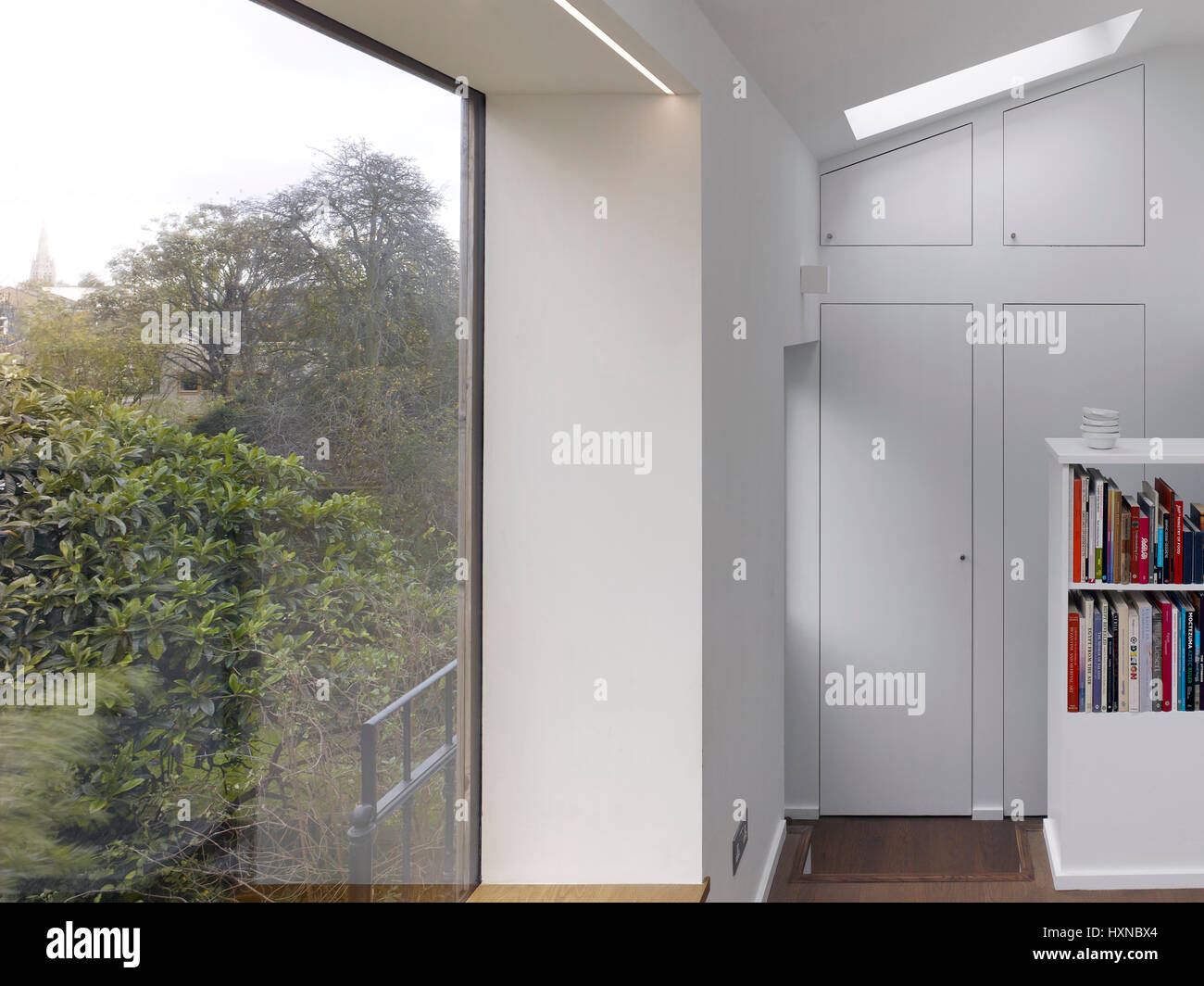 Ansicht und Panoramafenster. Vogel-Kasten, London, Vereinigtes Königreich. Architekt: Stadtprojekte Bureau, 2015. Stockfoto