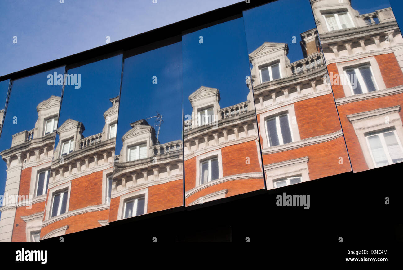 London, Covent Garden zu reflektieren. 67 Spiegel umwickelt die Ostfassade des Marktes während seiner Verwandlung. London Stockfoto