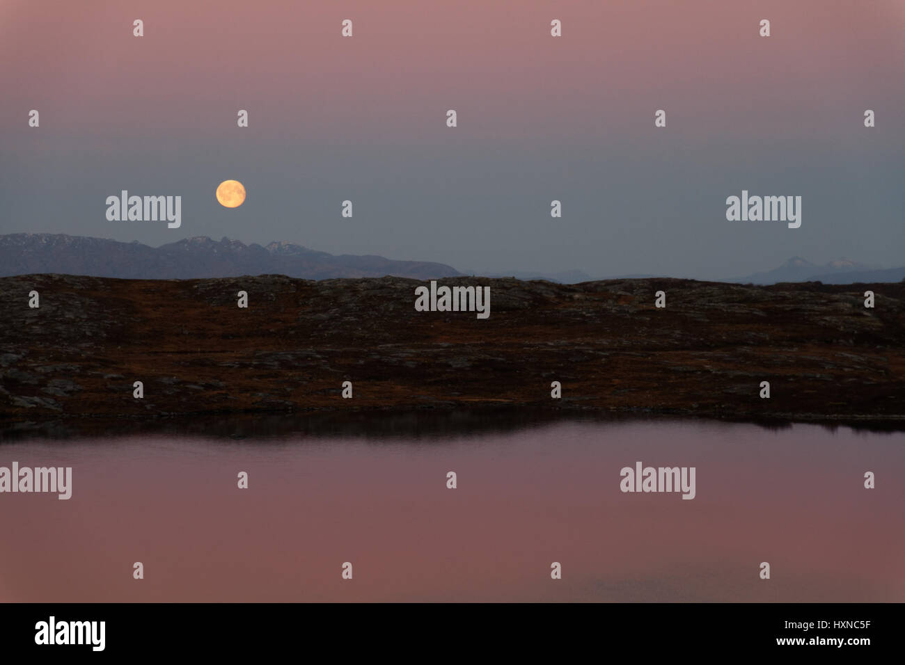 Mond über See Skorrigorrivatnet in der Nähe von Bodø, Nord-Norwegen, am Abend Stockfoto