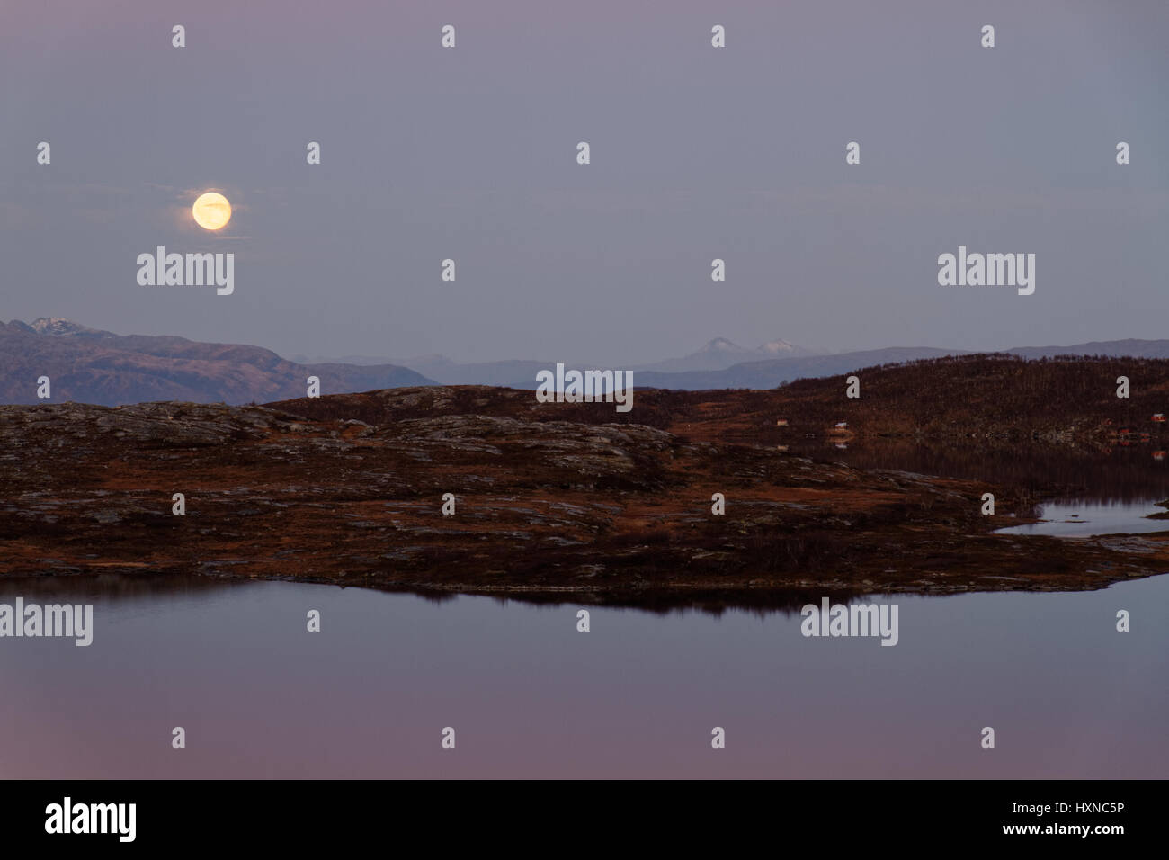 Mond über See Skorrigorrivatnet in der Nähe von Bodø, Nord-Norwegen, am Abend Stockfoto