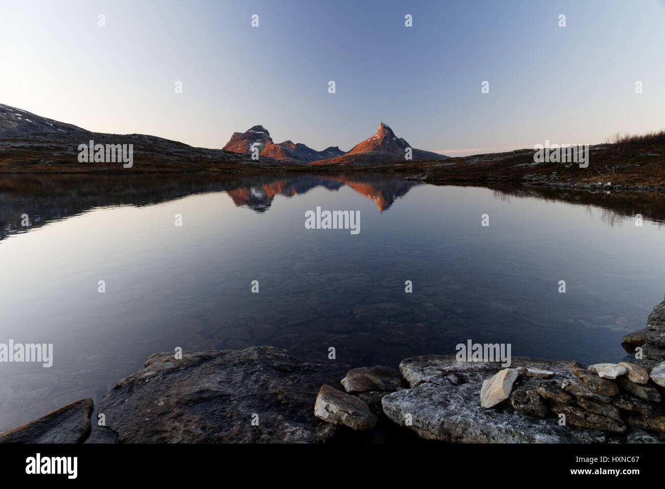 See Skorrigorrivatnet in der Nähe von Bodø, Nord-Norwegen, mit Bergen im Hintergrund Stockfoto