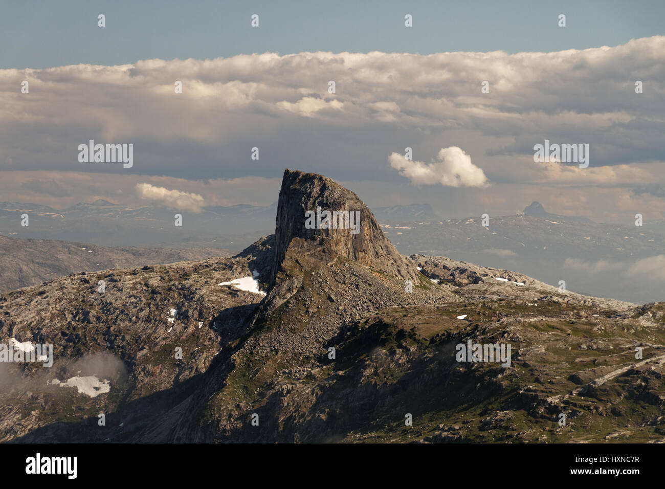 Mountain Top Steigtind mit Wolken hinter sich, am Abend Stockfoto