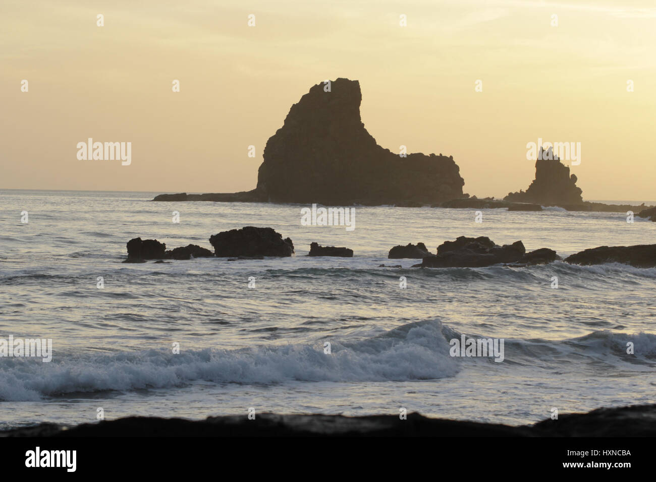 Felsen im Meer bei Sonnenuntergang Stockfoto