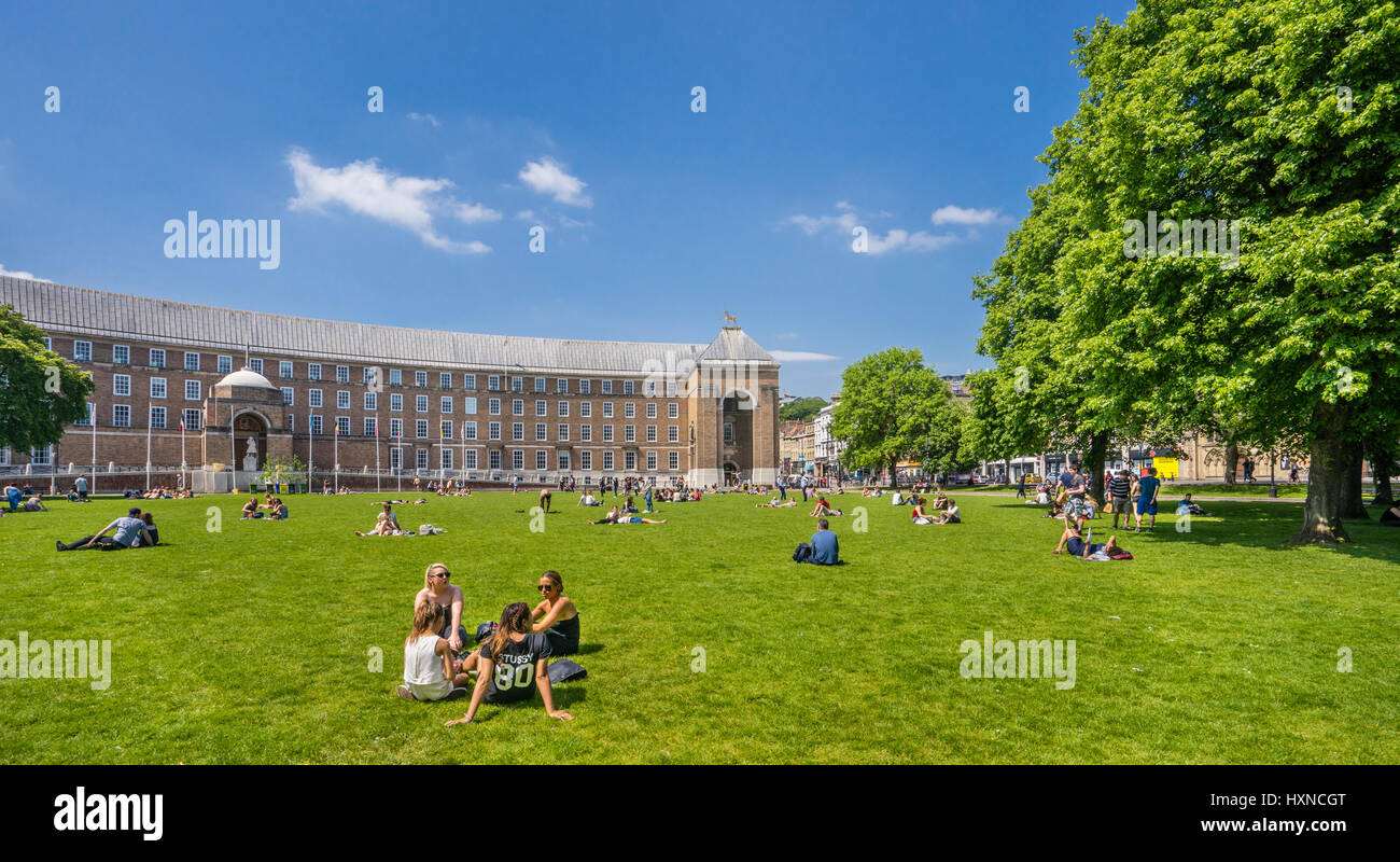 United Kingdom, England, Bristol, College Green öffentliche Freifläche mit Blick von der Bristol City Hall Stockfoto