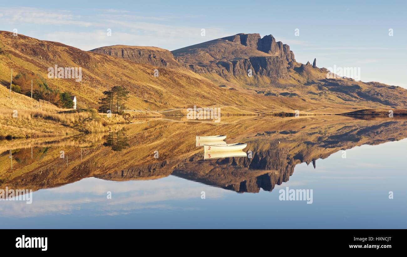 Eine seltene war noch Tag auf Skye bedeutete Loch Fada Spiegel immer noch so, dass des alten Mannes von Storr, spiegeln Stockfoto