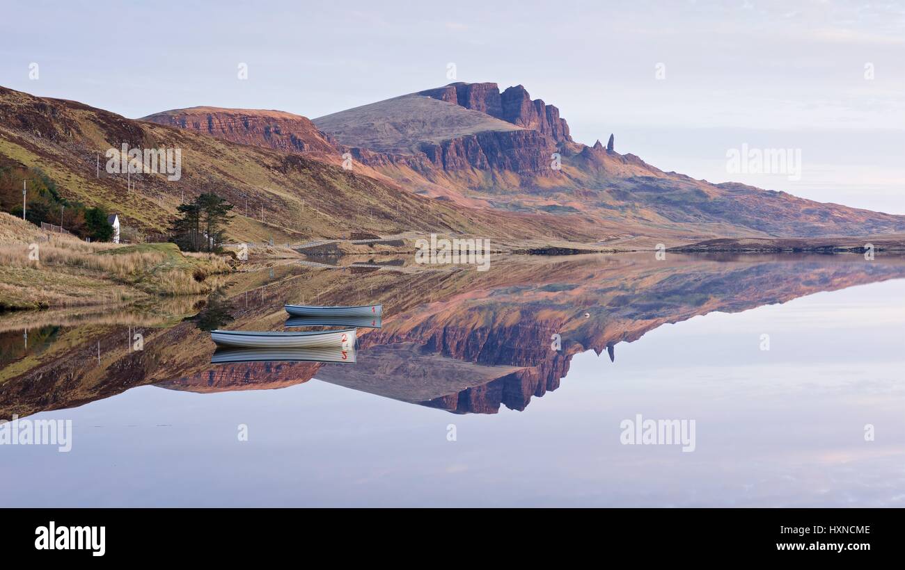 Eine seltene war noch Tag auf Skye bedeutete Loch Fada Spiegel immer noch so, dass des alten Mannes von Storr, spiegeln Stockfoto