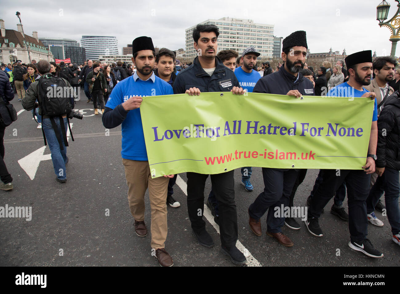 Tausende von Menschen, darunter Polizisten und muslimischen Glaubens Führer versammelten sich am Westminster Bridge, halten eine Mahnwache und eine Minuten Stille eine Woche nach dem Terroranschlag am 29. März 2017 in London, Vereinigtes Königreich. Junge Muslime der Ahmadiyya-Gemeinschaft, Banner mehrere halten, lesen, Liebe für alle, Hass für keinen. Stockfoto