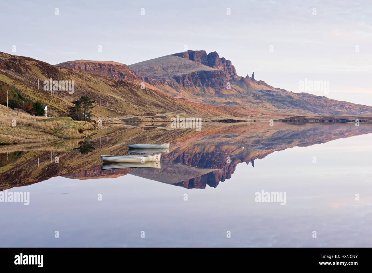 Eine seltene war noch Tag auf Skye bedeutete Loch Fada Spiegel immer noch so, dass des alten Mannes von Storr, spiegeln Stockfoto