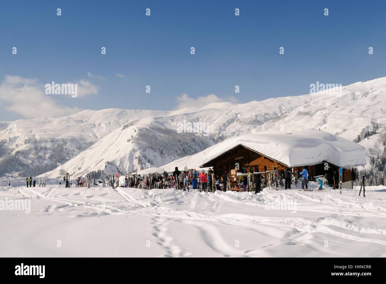 Skifahrer am Berg Restaurant La Grange, La Rouelle, Hauteluce, Savoie, Frankreich, Februar. Stockfoto