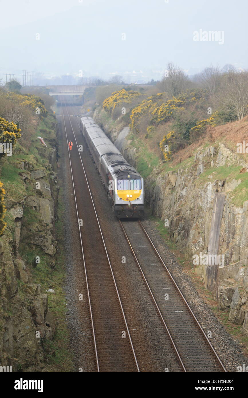 Northern Ireland Railways Enterprise Bahn kreuzt die Republik Irland - Nordirland Grenze südlich von Newry, County Armagh, Nordirland. Die Loks der Baureihe Iarnród Éireann (IE) 201 sind die neueste und leistungsstärkste Diesellokomotiven in Irland tätig und wurden zwischen 1994 und 1995 von General Motors gebaut. Sie sind Modelltyp JT42HCW, ausgestattet mit einem EMD-12-710G3B-Motor von 3.200 PS (2.400 kW), Gewicht von 108,862 Tonnen (107,143 Tonnen, 120,000 kurze Tonnen) und erreichen eine Höchstgeschwindigkeit von 164 km/h (102 km/h). Eine Frachtversion, die EMD Reihe 66, mit dem gleichen Motor ist auf privat genutzt. Stockfoto