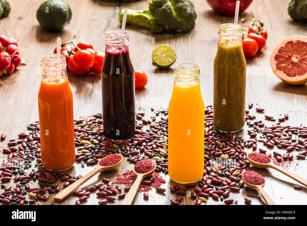 Gesunde vegane Ernährung. Detox-Diät. Verschiedene bunte frische Säfte. Stockfoto