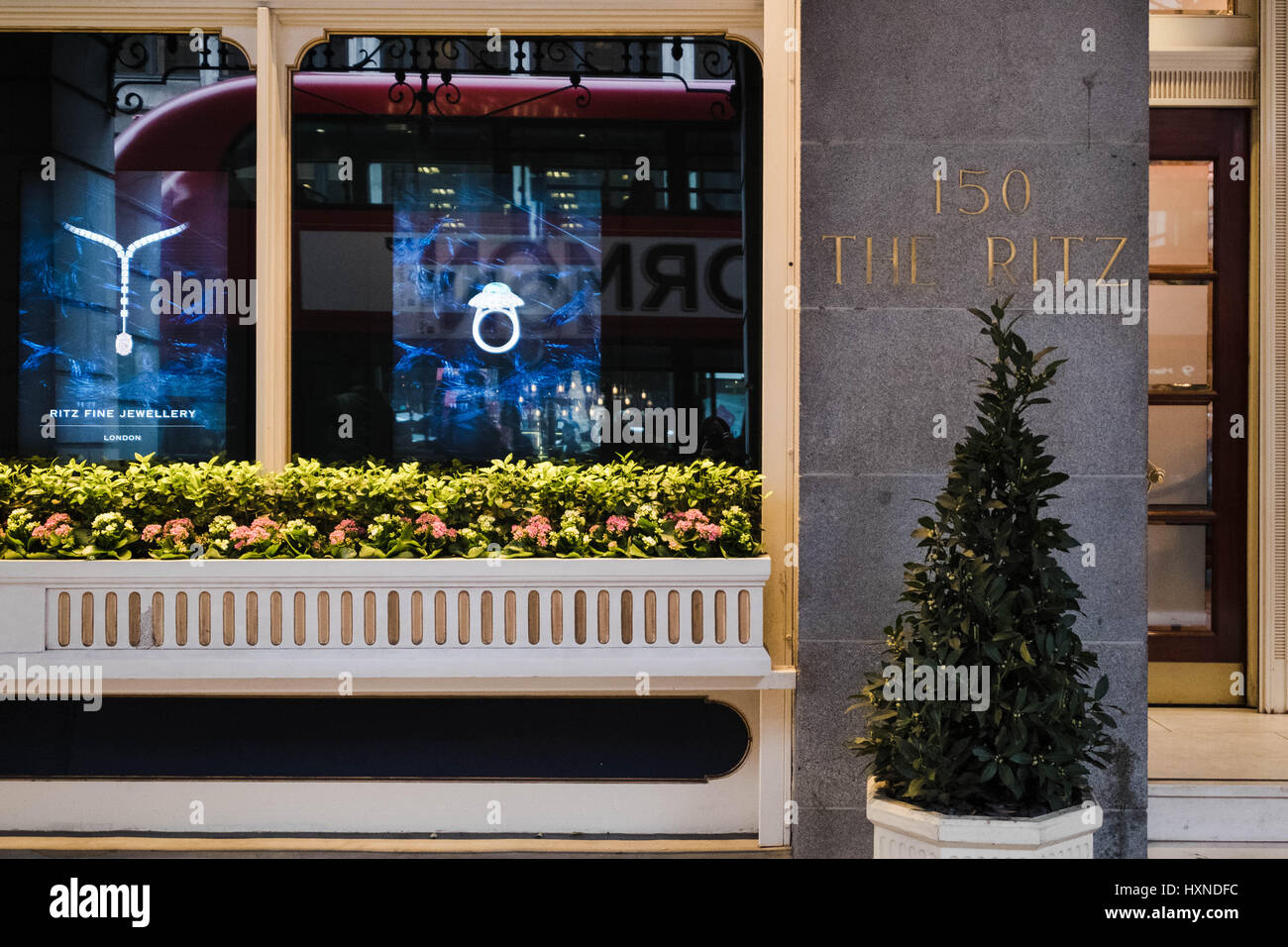 Farbe Bild einer engen einem Namensschild in The Ritz Luxushotel am Piccadilly, London, zeigt ein Fenster Werbung ihre edlen Schmuck und einen Bus. Stockfoto