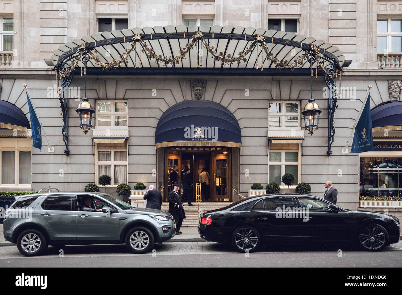 Farbfoto der Seiteneingang zum Londoner The Ritz Hotel Türsteher und Autos parkten außerhalb zeigen. Stockfoto
