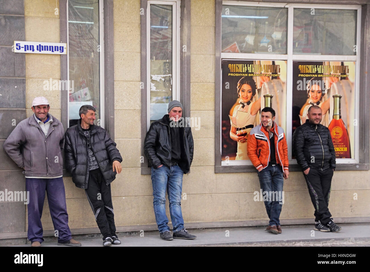 Arbeitslosen armenischen Männern Herumlungern auf der Straße im Dorf Goris. Stockfoto