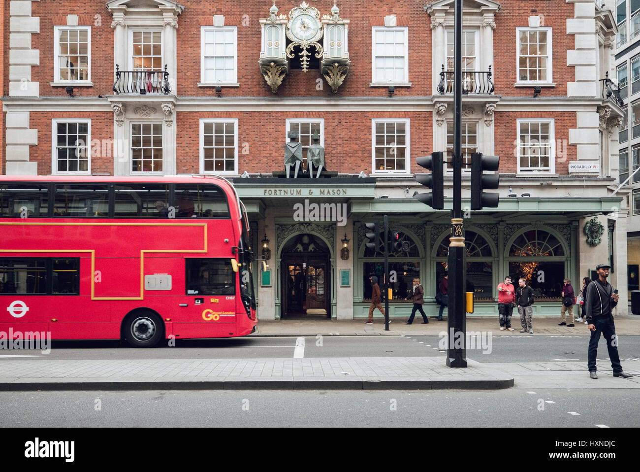 Einem roten Londoner Bus und Fußgänger außerhalb Fortnum & Mason-Luxus-Shop am Piccadilly, London. Stockfoto
