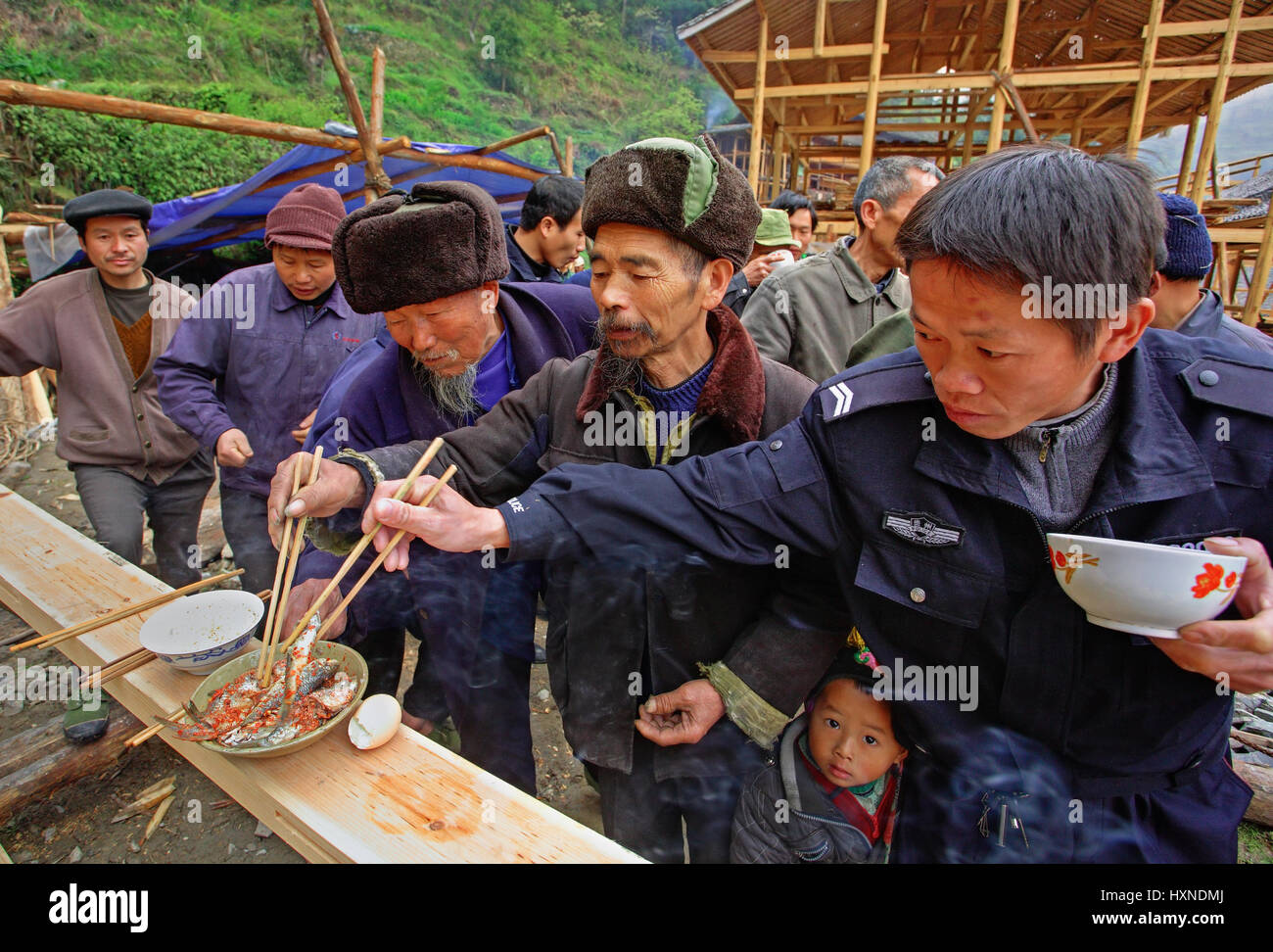 Provinz GUIZHOU, CHINA - APRIL 16: Langde Miao ethnische Minderheit Dorf, Leishan County, Guizhou, China, 16. April 2010.  . Das Ritual begann Gebäude Stockfoto