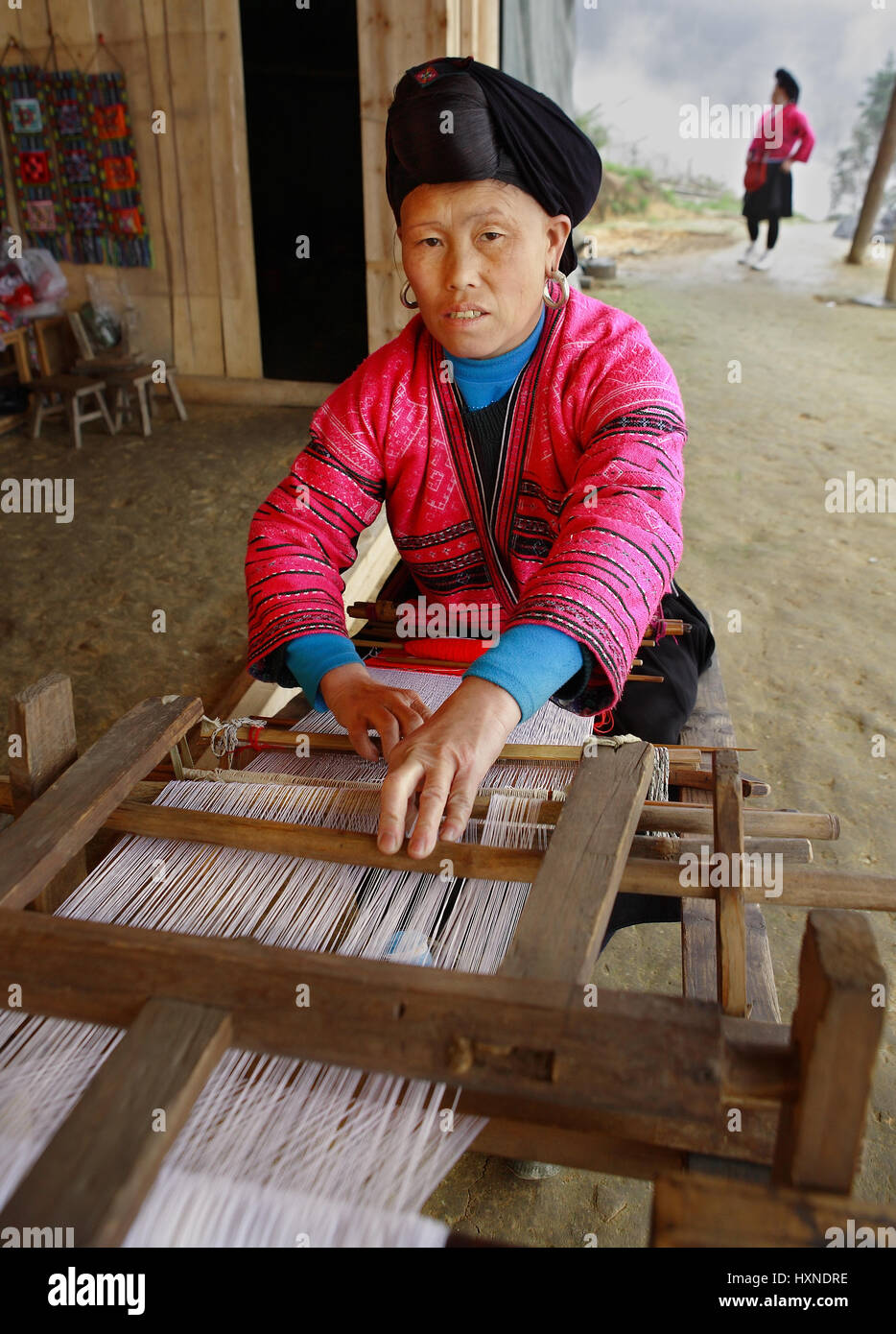 Provinz GUANGXI, CHINA - APRIL 4: Frau roten Yao Nationalität, ethnische Minderheiten in China, webt auf einem alten Webstuhl Holz, 4. April 2010. Xia Stockfoto