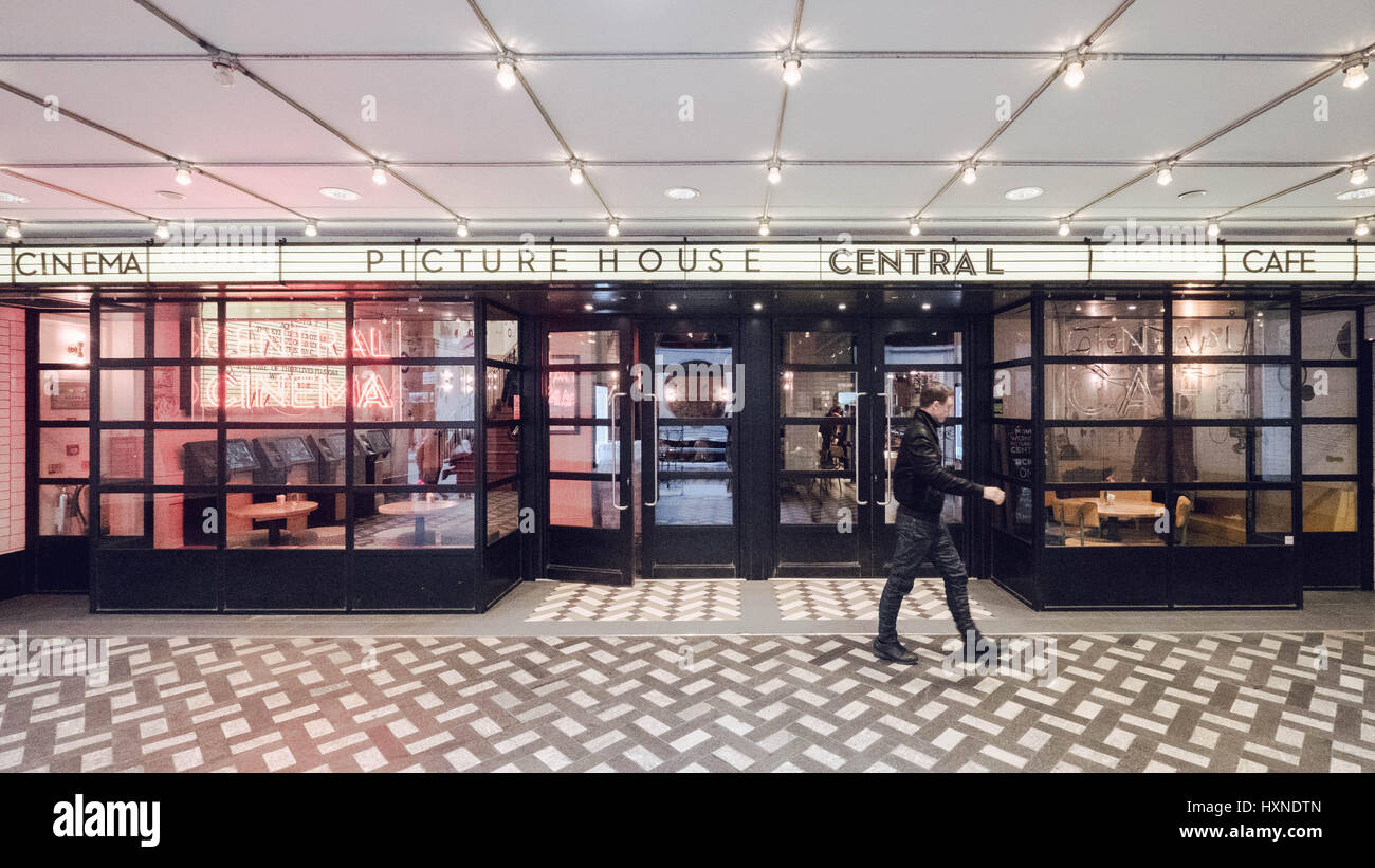Londons Picturehouse Central Kino, Auto und Bar im Londoner West End mit einem Mann im Bild, den Veranstaltungsort zu verlassen. Stockfoto