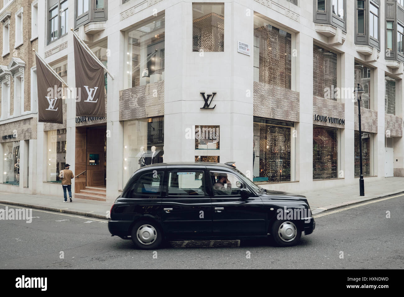 Transport: Eine schwarze London Cab / taxi fährt vorbei an der Louis Vuitton Shop in Bond Street. Stockfoto