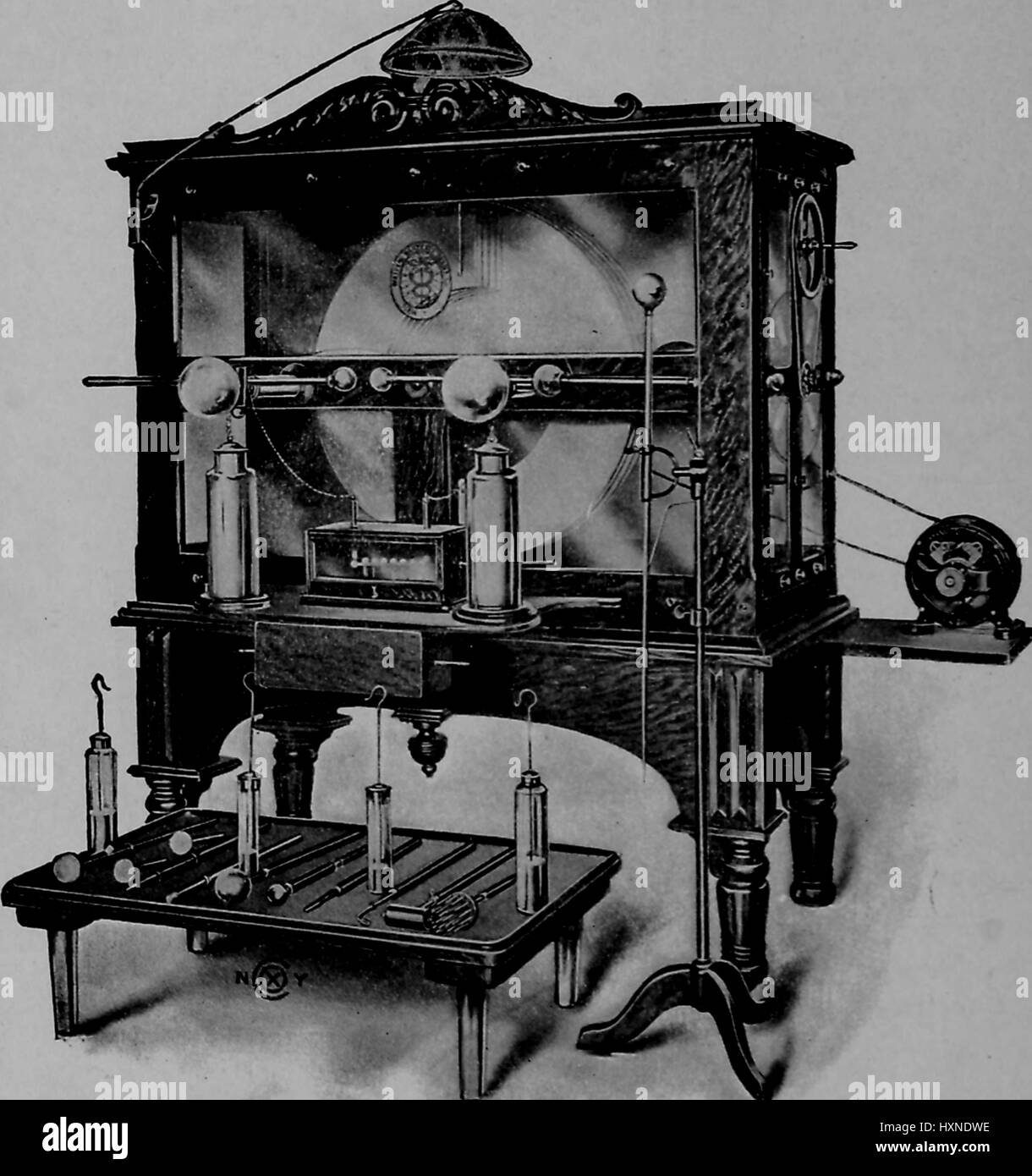 Illustration der dental Radiographie dann State-of-the-Art Ausrüstung, die statische Elektrizität verwendet, um ein X-Ray System macht, produziert von Waite und Bartlett und eingeschlossen in einem reich verzierten Holzgehäuse, New York, 1913. Stockfoto