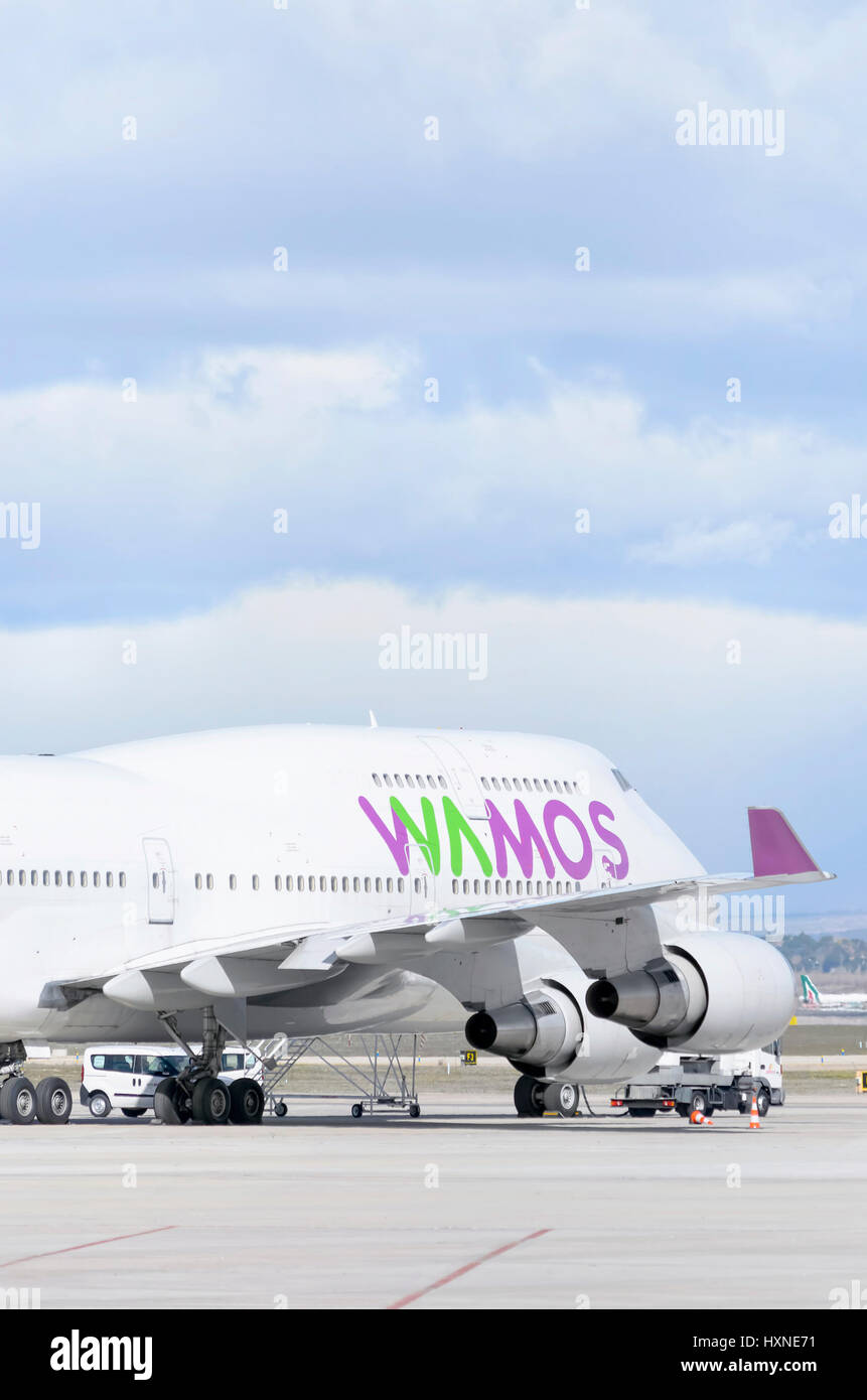 Weiße Flugzeug Boeing 747 Wamos Air Fluggesellschaft, wird außerhalb der Start-und Landebahn in Adolfo Suarez Flughafen Madrid - Barajas, geparkt. Bewölkten Tag. Winter. Stockfoto