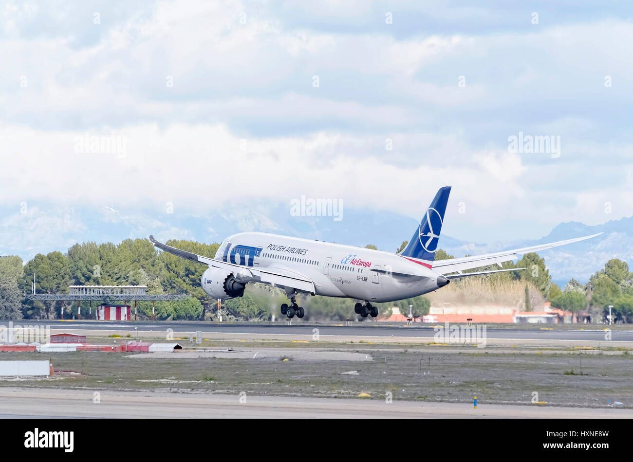 Flugzeug Boeing 787 Dreamliner, von LOT Polish Airlines, landet über die Landebahn in Madrid - Barajas, Adolfo Suarez Flughafen. Tag mit Wolken. Winter. Stockfoto