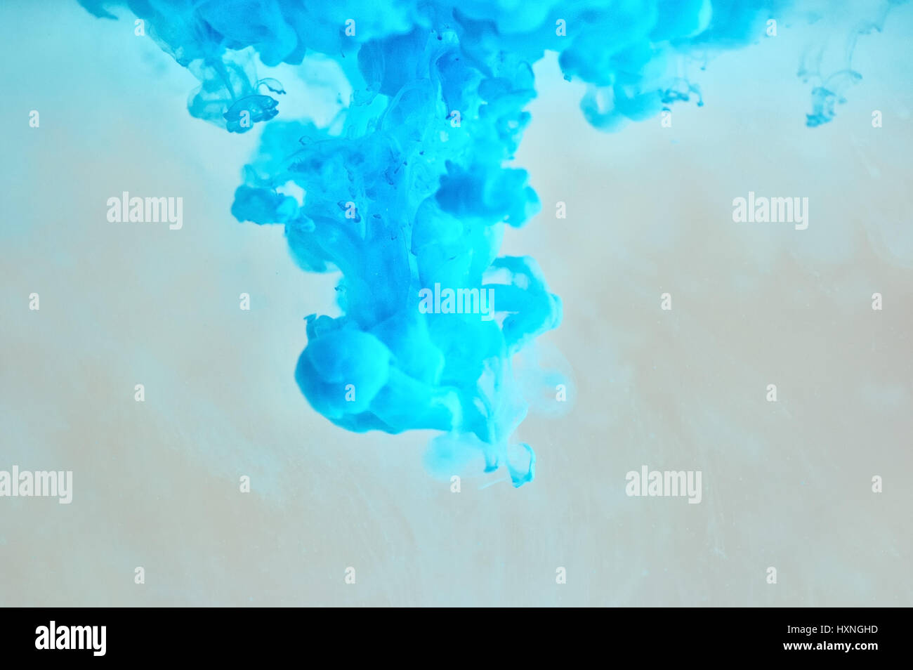 Weiche blaue Tinte Muster unter Wasser Stockfoto